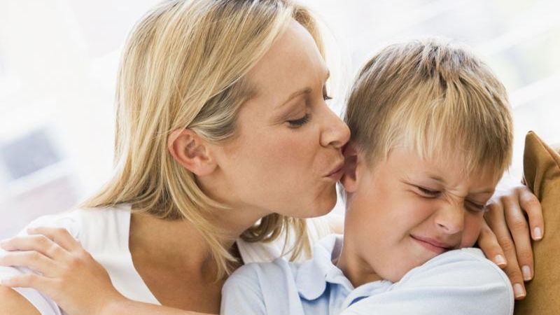 Nie zmuszaj dziecka do dawania buziaków na powitanie, jeśli nie ma na to ochoty