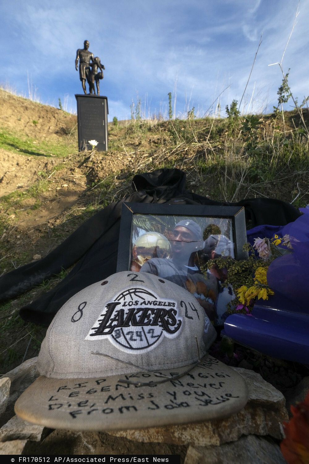 Pomnik Kobe Bryanta i jego córki  na wzgórzach w Calabasas