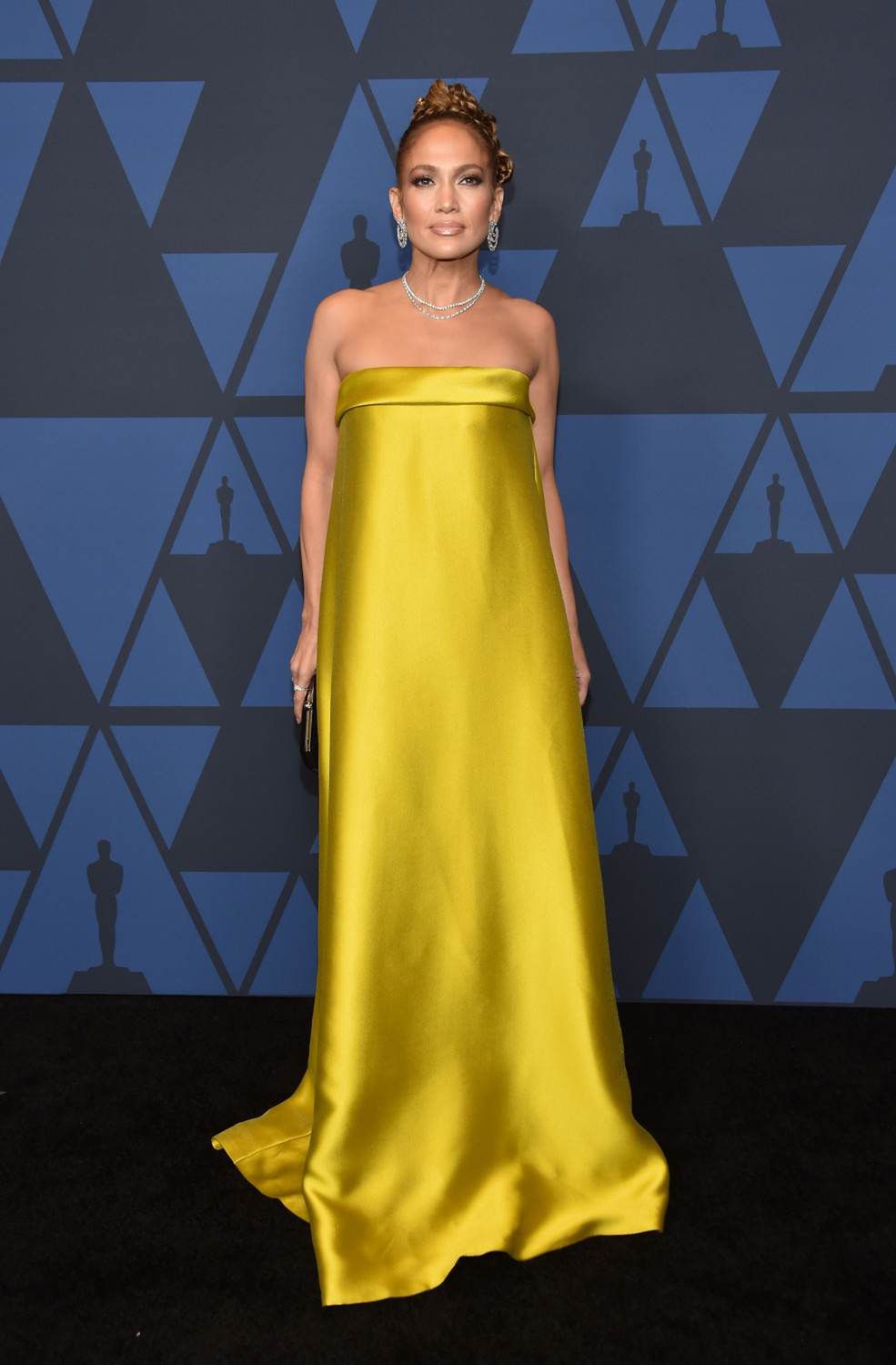 Jennifer Lopez w złotej sukience podczas gali Governors Awards
