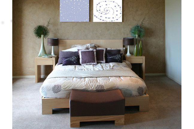 Według zasad feng-shui boki łóżka nie powinny przylegać do ściany, aby każdy z partnerów miał do niego swobodny dostęp