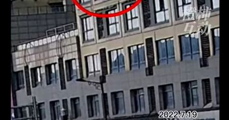 Złapał dziecko, które spadło z piątego piętra. Przechodzień został nazwany superbohaterem