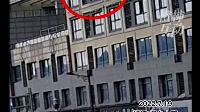 Dziewczynka wypadła z okna z 5. piętra. Przeżyła tylko dzięki szybkiej reakcji przechodnia