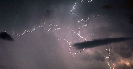 Burze i silne wiatry na Mazowszu i południu kraju