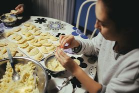 Gdańsk. Sprzedają pierogi, by utrzymać świetlicę dla dzieci. "Pani Galina dziennie lepi około 300 pierogów"