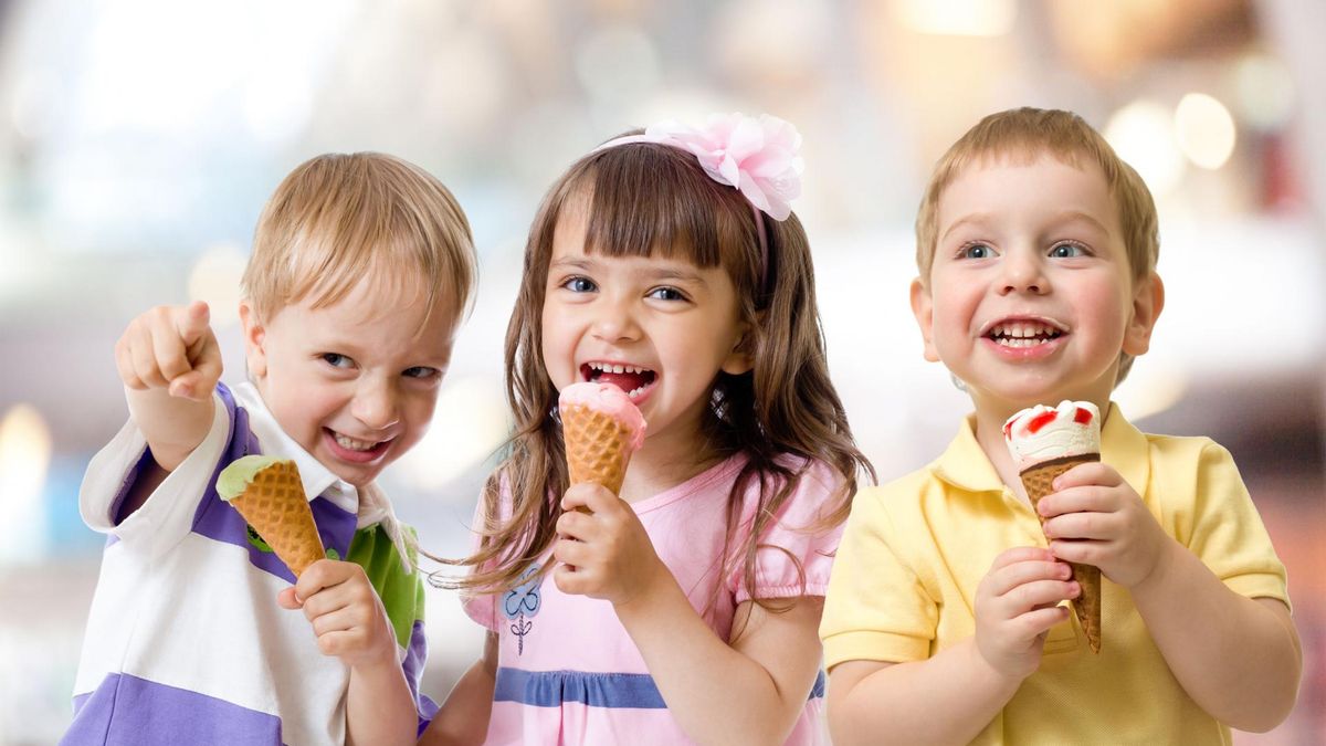 Dzieci jedzą lody