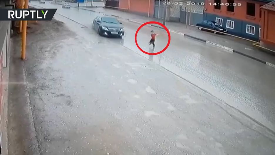 Chłopiec wbiegł pod koła samochodu