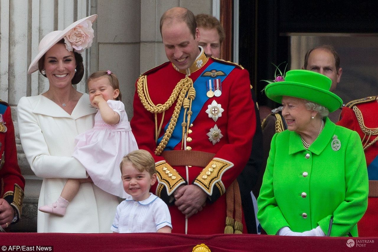 Rodzina Królewska na balkonie Pałacu Buckingham