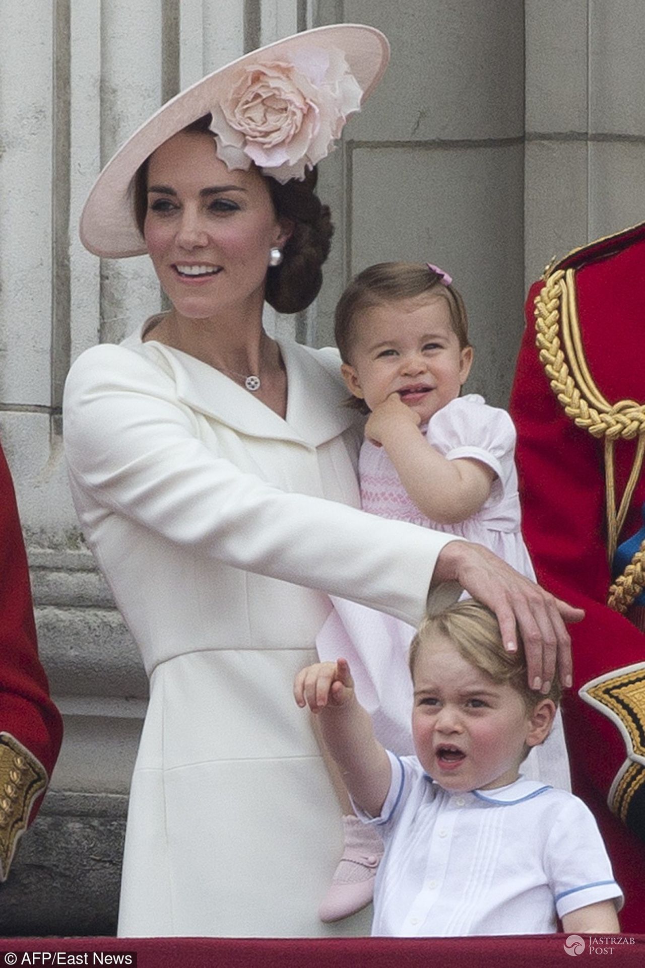 Księżna Kate z księżniczką Charlotte i księciem Georgem na balkonie Pałacu Buckingham
