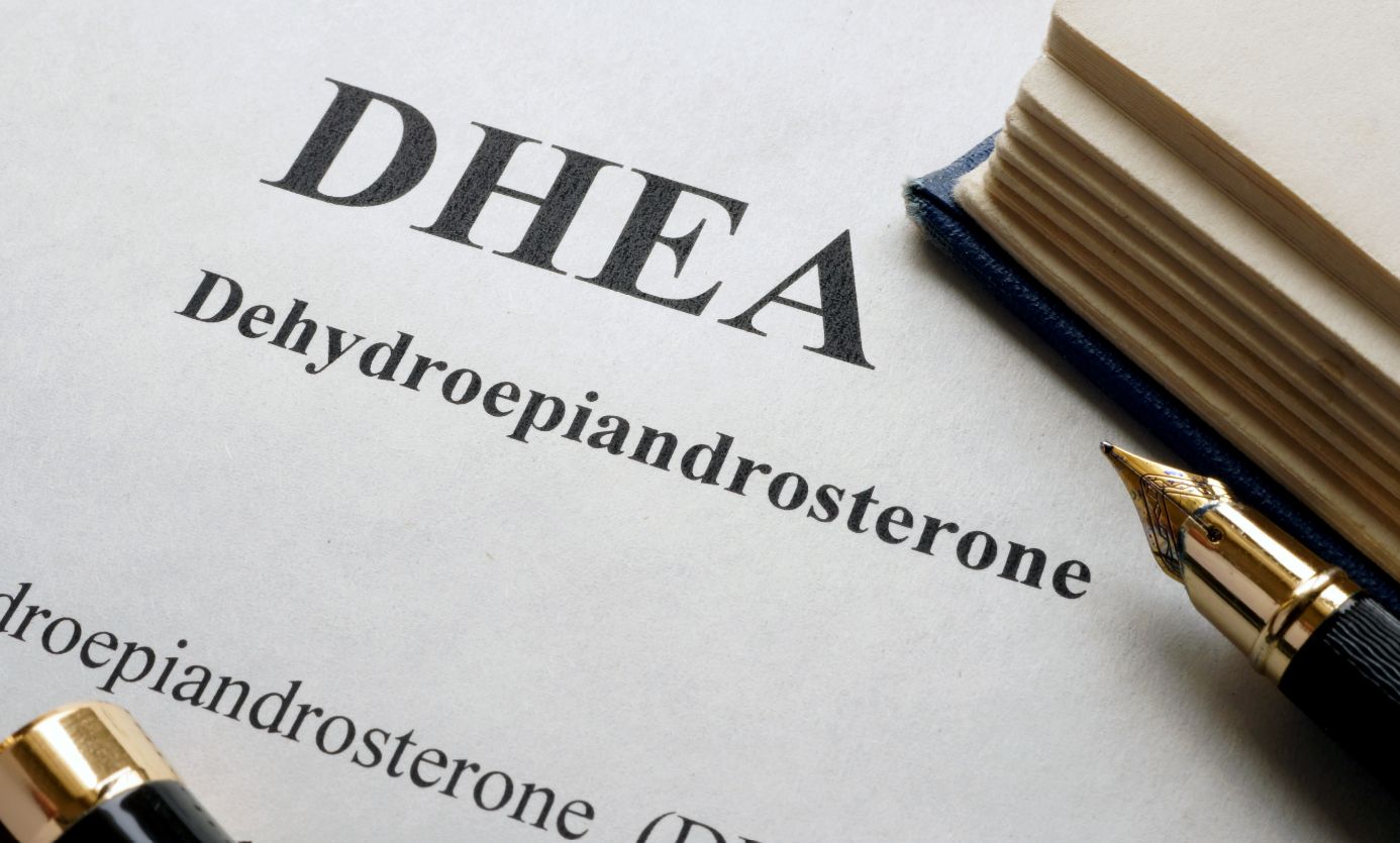 Dehydroepiandrosteron (DHEA) może zmniejszać objawy menopauzy, takie jak obniżone libido.