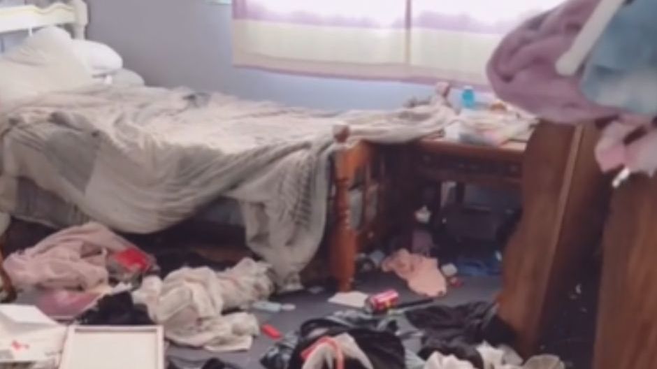 Weszła do pokoju córki