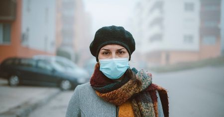 Toruje drogę wirusom i nasila COVID-19. "Skuteczniejsze namnażanie w organizmie"