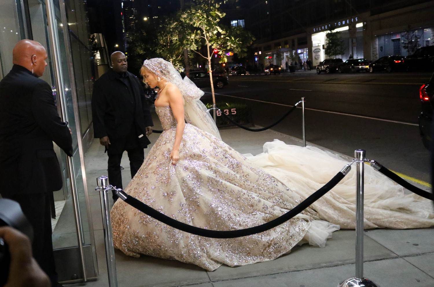 Jennifer Lopez w sukni ślubnej na planie filmu Marry Me