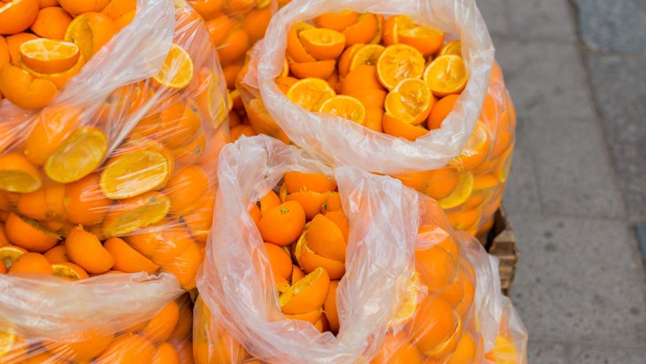 Nie wyrzucaj skórek z pomarańczy. Istnieje genialny sposób na ich wykorzystanie