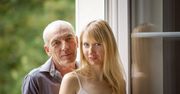 Młoda żona wyznaje: "Zakochałam się w swoim teściu". Psycholog komentuje