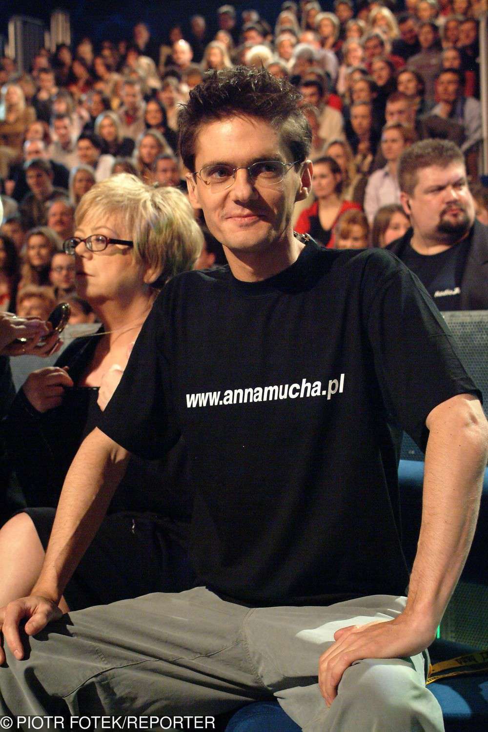 Kuba Wojewódzki w koszulce z wydrukowanym adresem strony internetowej Anny Muchy (Idol, 2003)