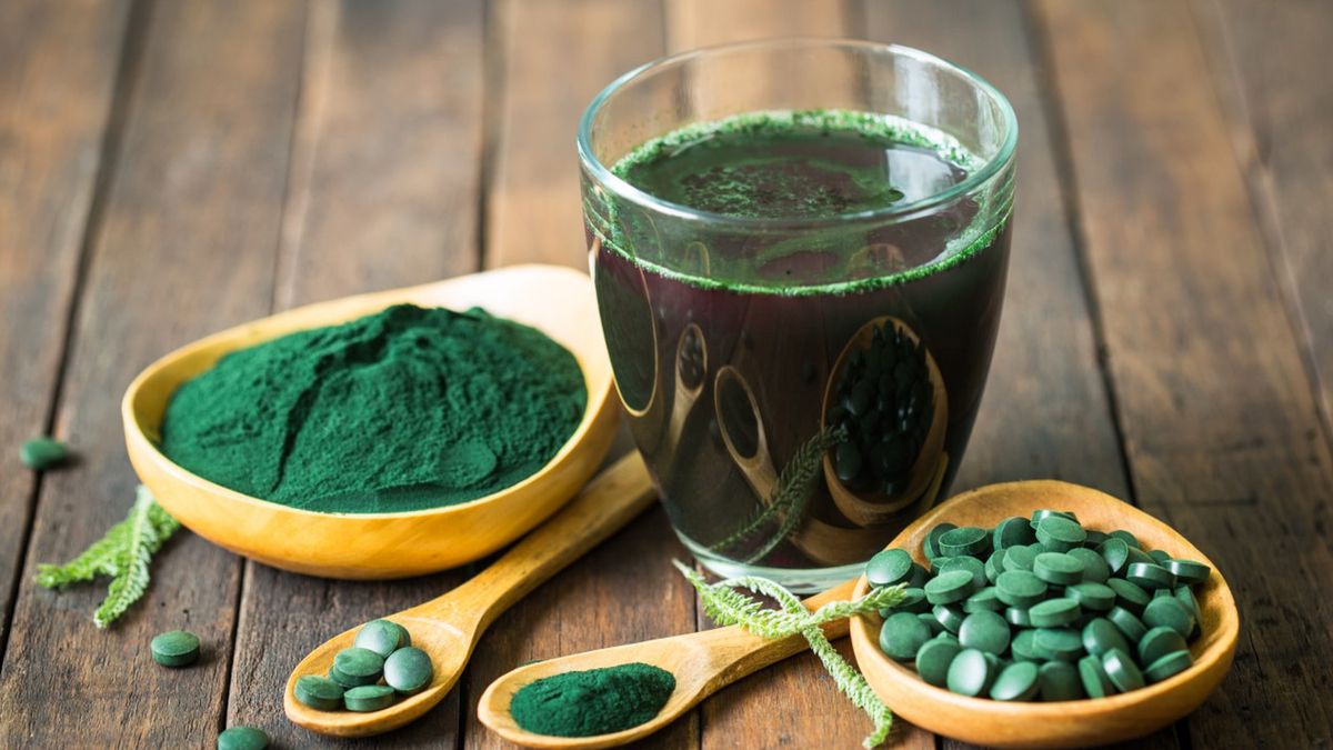 Chlorofil występuje między innymi w algach, pokrzywach, mniszku lekarskim. Znajdziemy go w wielu suplementach diety.