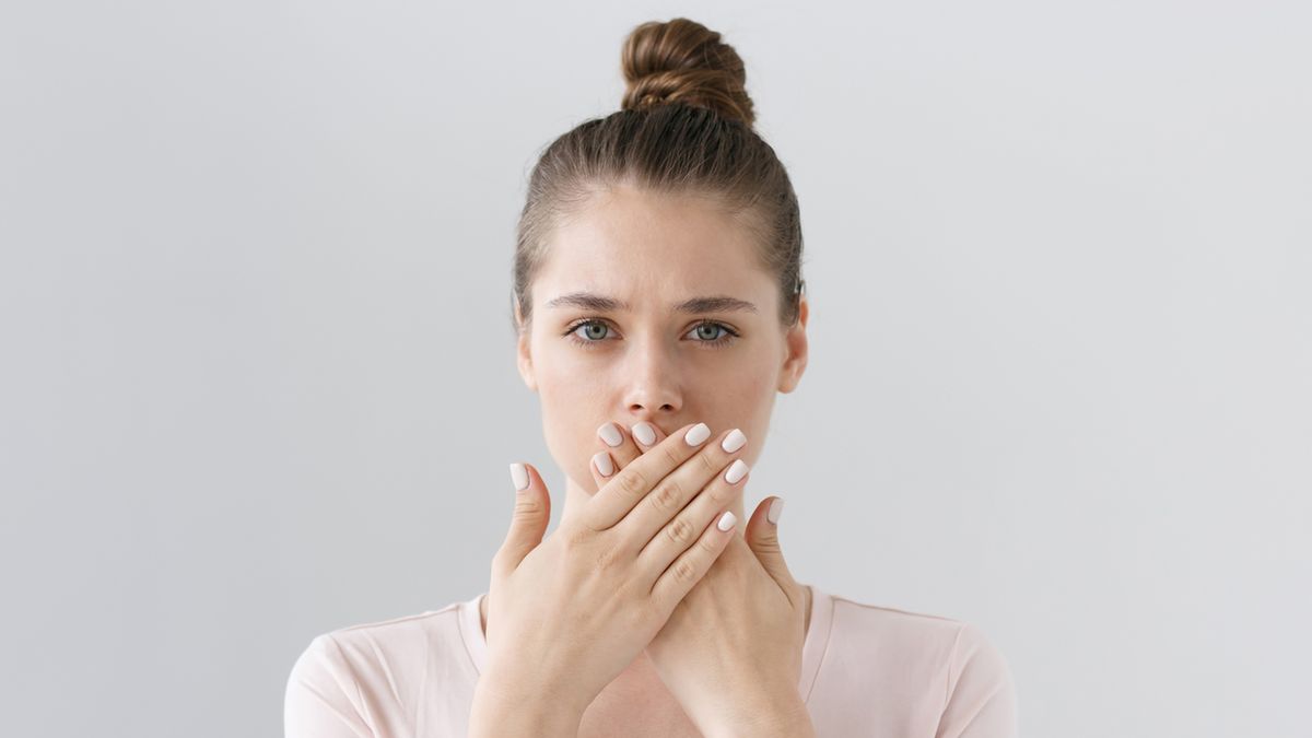 Białe kropki na ustach mogą być skutkiem powiększania ust kwasem hialuronowym.