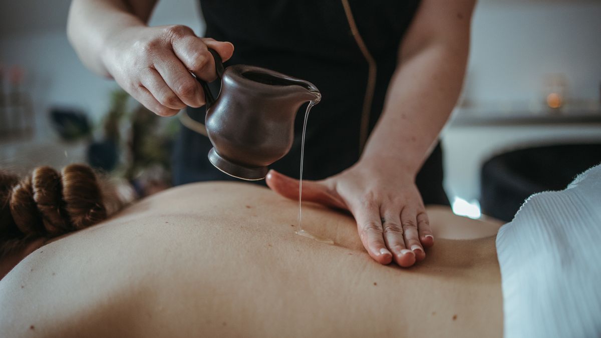 Masaż aromaterapeutyczny to masaż z zastosowaniem naturalnych olejków eterycznych.