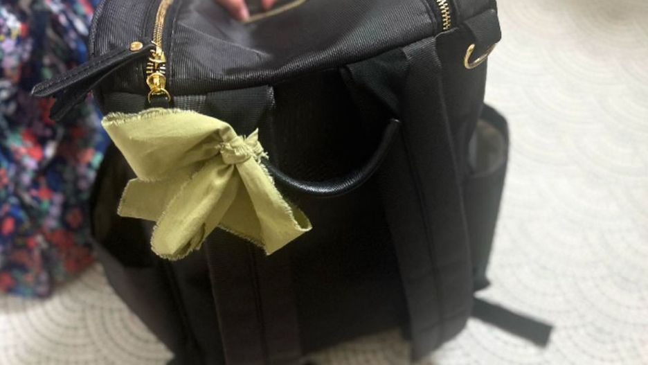 Widzisz wstążkę przy torebce mamy? To znak