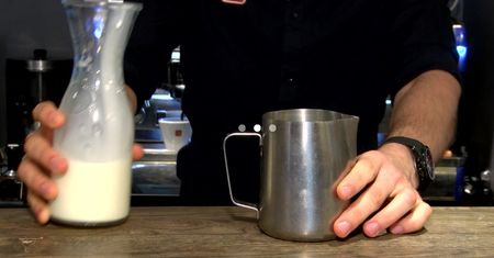 Latte art - piękny tulipan na kawie (WIDEO)