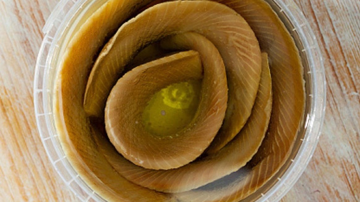 Ostrzeżenie publiczne. Wykryto bakterię Listeria monocytogenes w popularnych filetach śledziowych a’la matias