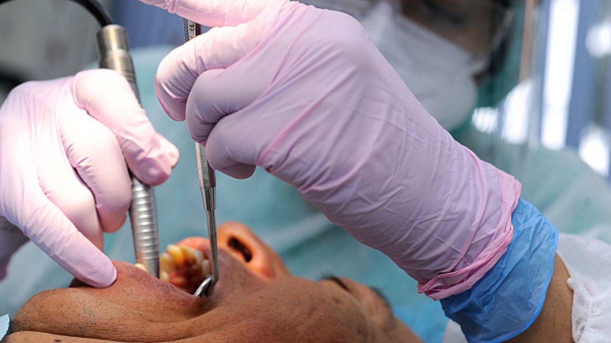 Po usunięciu zęba stracił wzrok. Rzadki przypadek powikłania po COVID-19