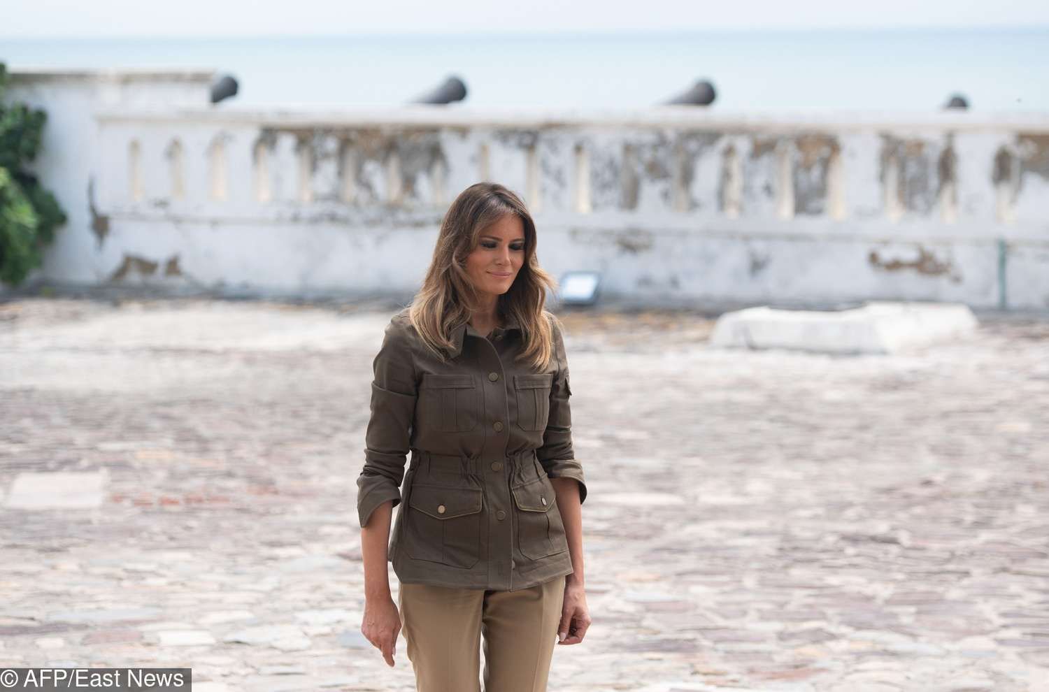 Melania Trump w płaskich butach z wizytą w Ghanie