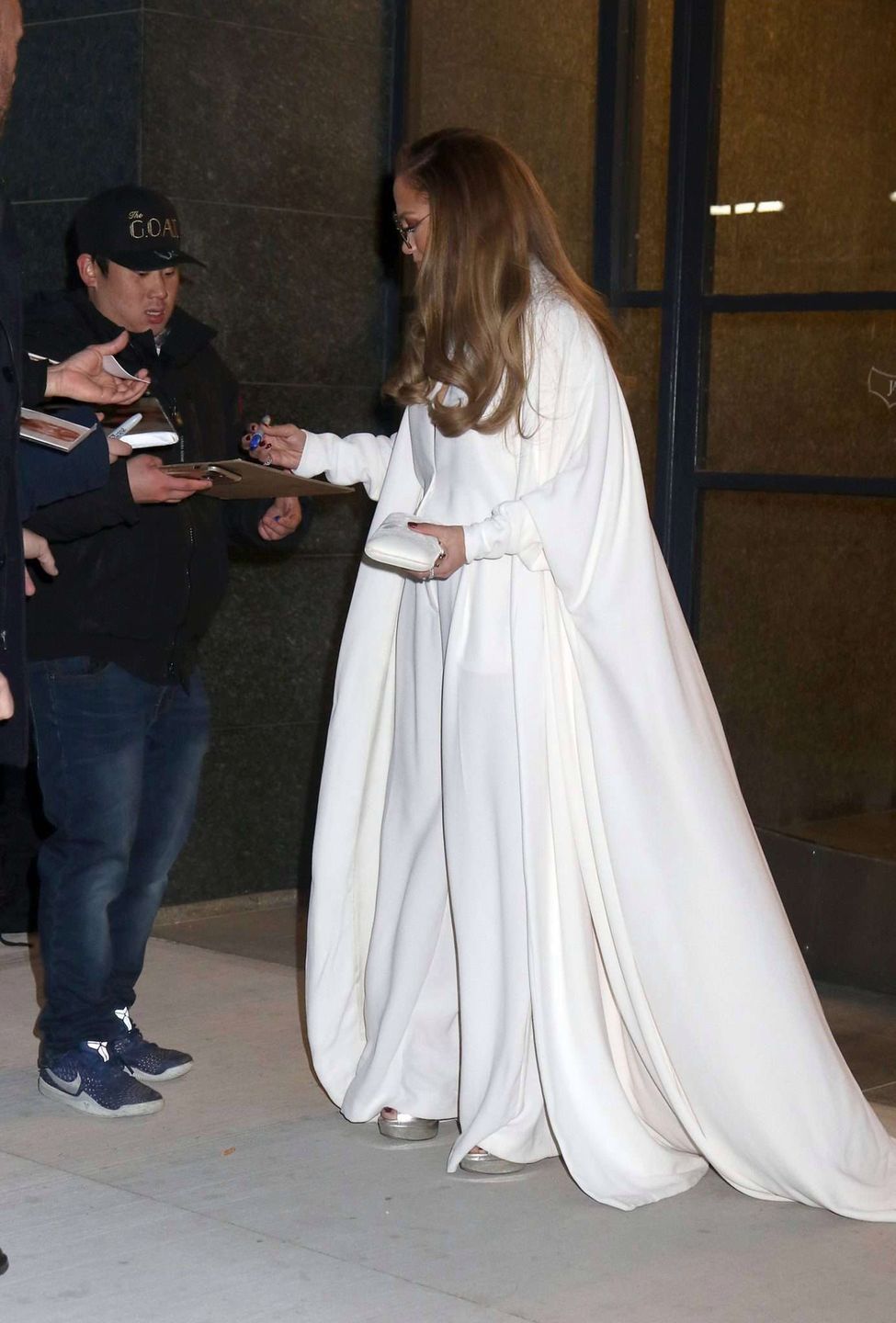 Jennifer Lopez w białej stylizacji