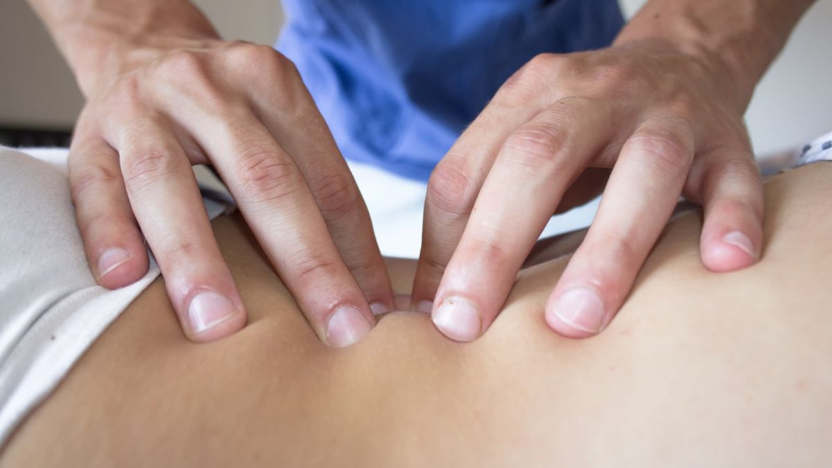 Osteopata dziecięcy jest specjalistą, który za pomocą rąk identyfikuje napięcia i dysfunkcje w ciele.