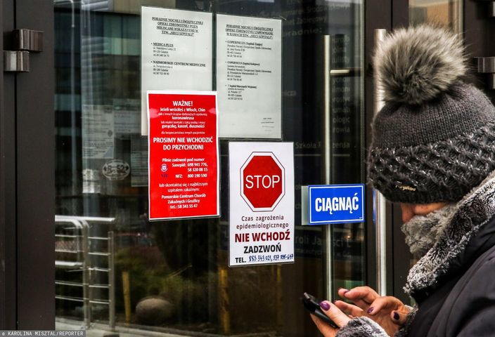 17.03.2020 Gdansk. Informacje o koronawirusie na drzwiach przychodni na gdanskiej Morenie (KAROLINA MISZTAL/REPORTER)