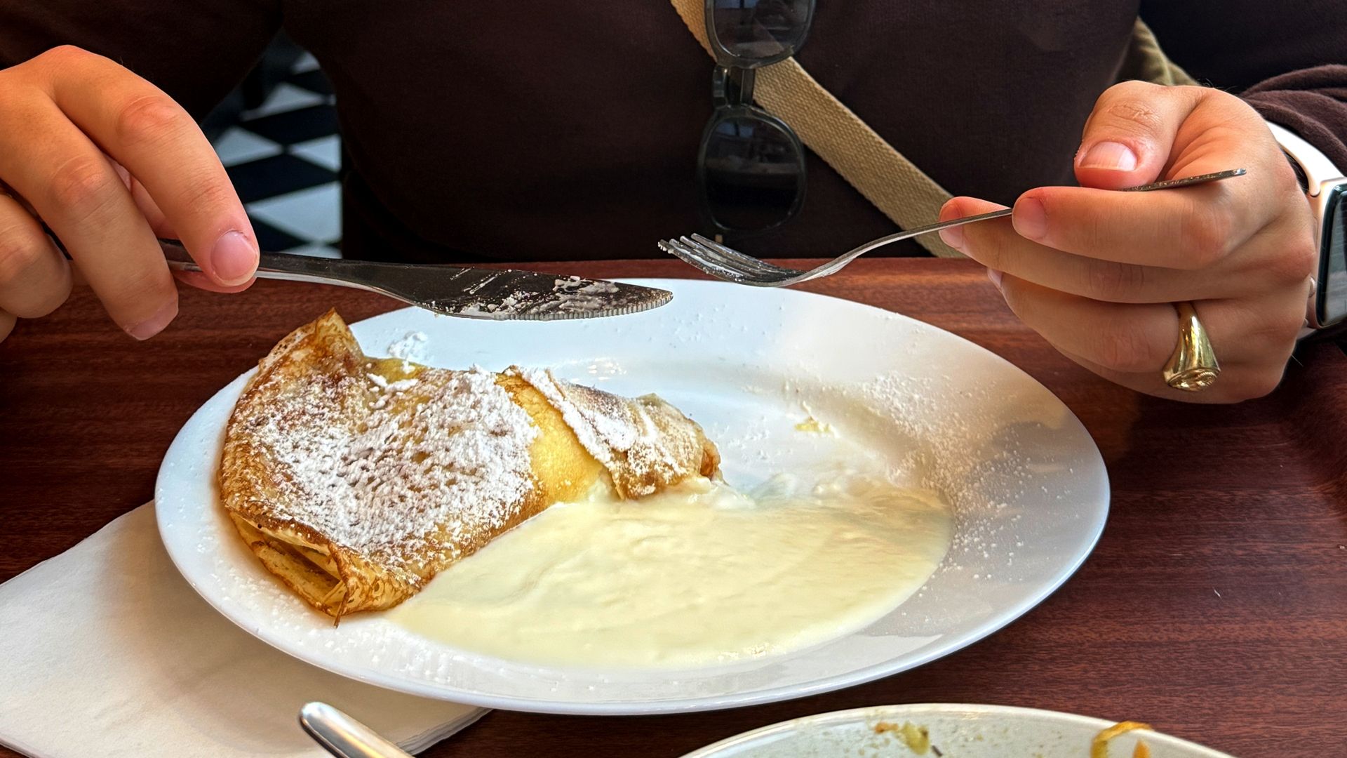 Powolne jedzenie oraz krótkie przerwy w trakcie posiłku pomagają lepiej odczytać informacje płynące z organizmu.