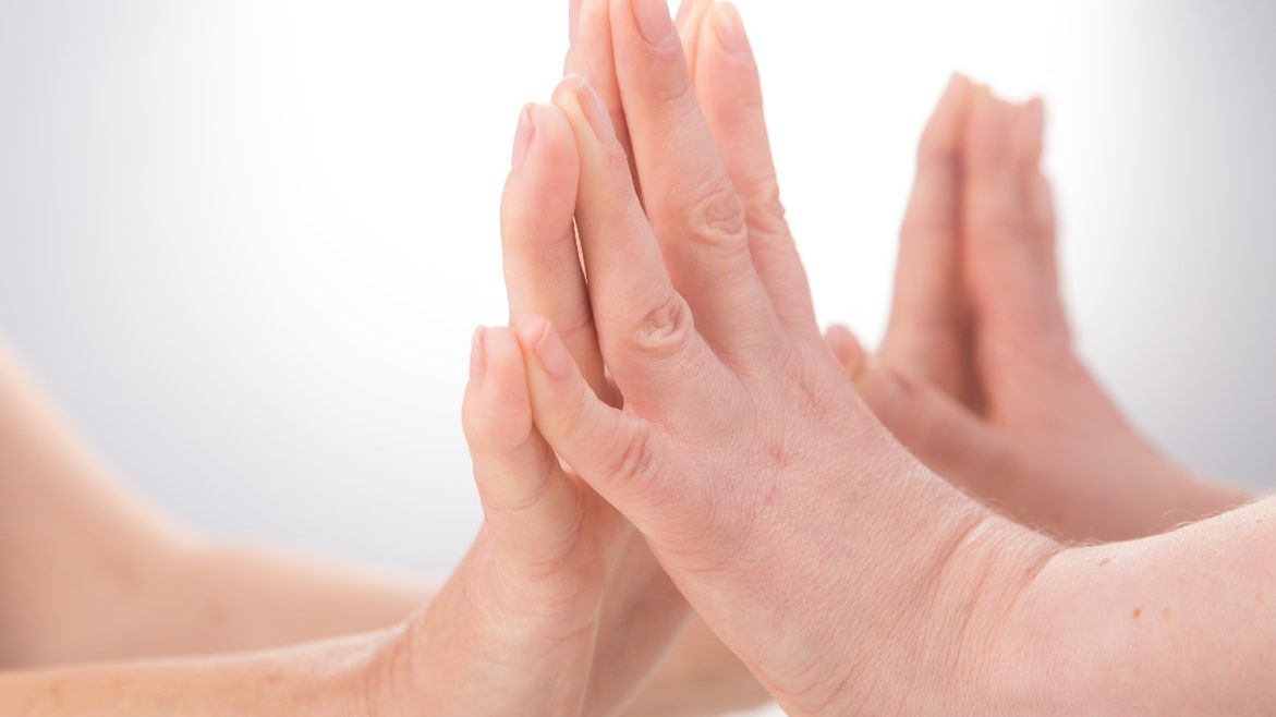 Zwichnięcie stawów palców ręki oznacza, że powierzchnie stawowe palców są przesunięte wobec siebie, nie ma między nimi kontaktu.