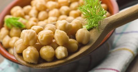 Cieciorka - właściwości, przepisy. Jak zrobić hummus z ciecierzycy?