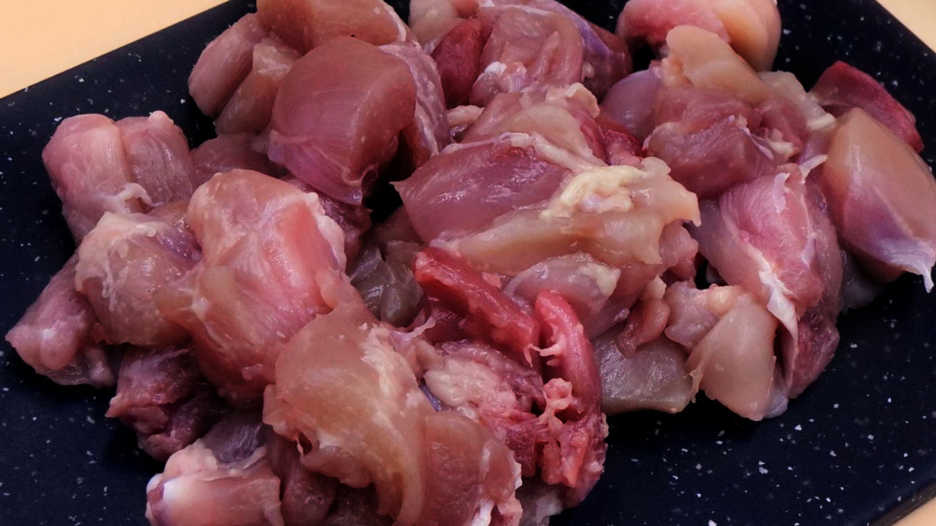 Udo z indyka jest mięsem drobiowym, choć jego ciemniejsza barwa i struktura często budzą mylne skojarzenia z mięsem czerwonym.