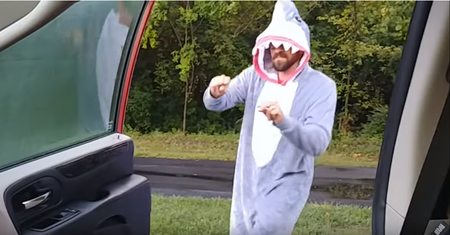 "Baby shark challenge" nowym wyzwaniem w sieci. Ludzie wyskakują z samochodów i tańczą