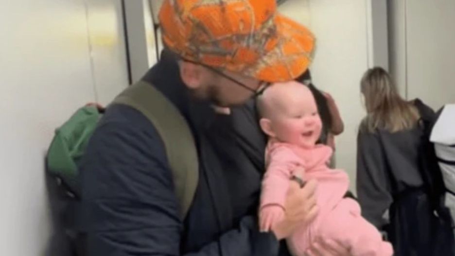 Niemowlę przeprasza pasażerów po locie. Nagranie stało się prawdziwym hitem w sieci