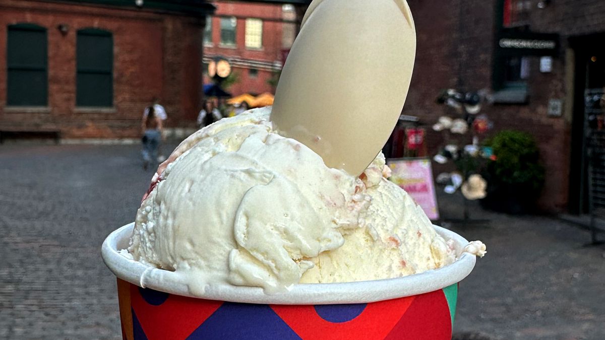 Jedzenie lodów zimą nie jest ani szkodliwe, ani wyjątkowo korzystne dla zdrowia