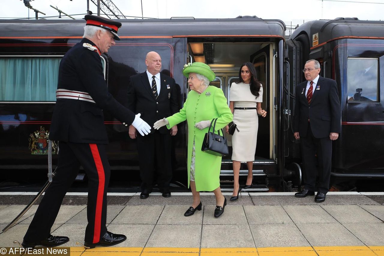 Meghan Markle i królowa Elżbieta II w królewskim pociągu