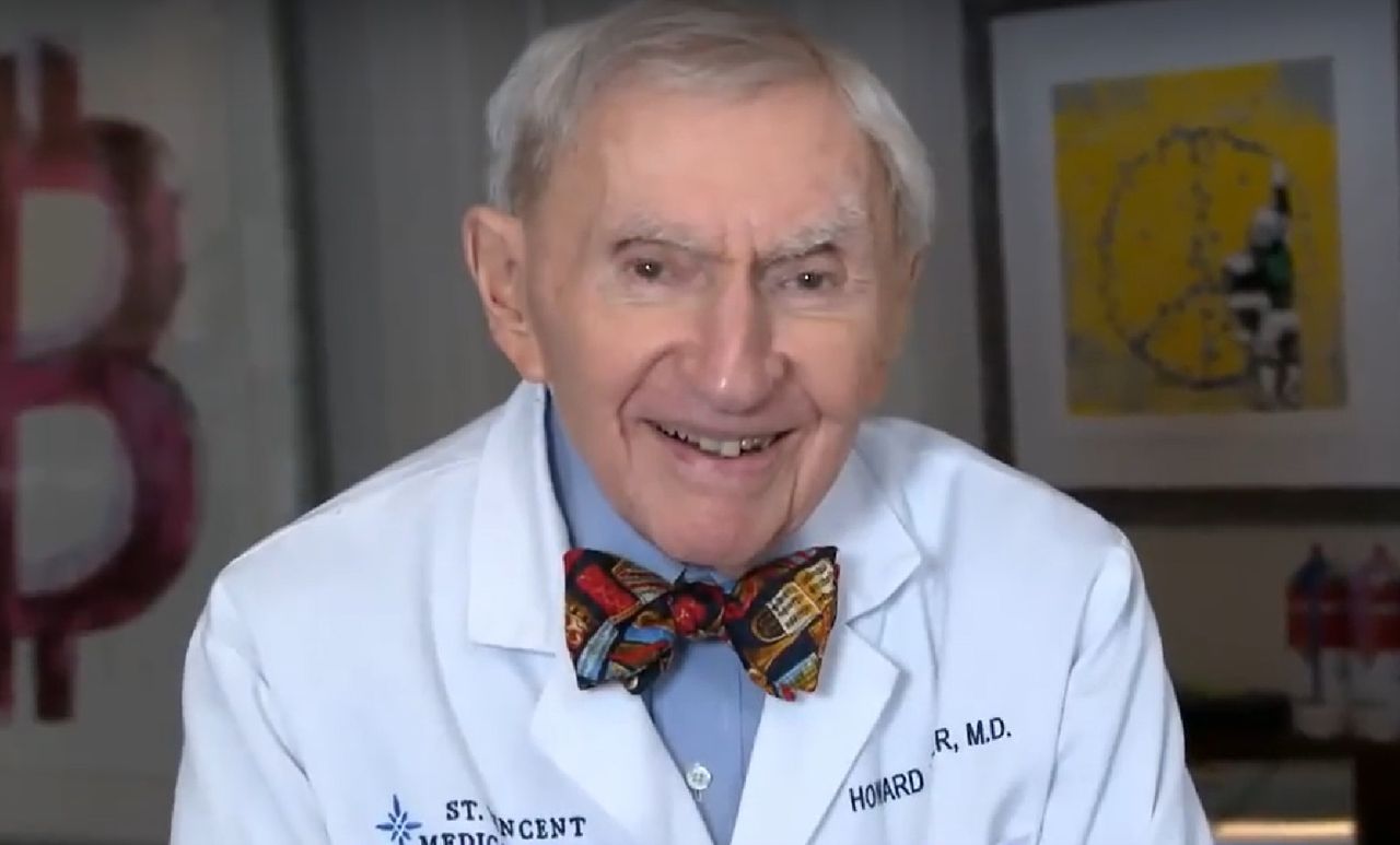 Ma 102 lata i nadal leczy. Najstarszy neurolog zdradza, co dewastuje mózg