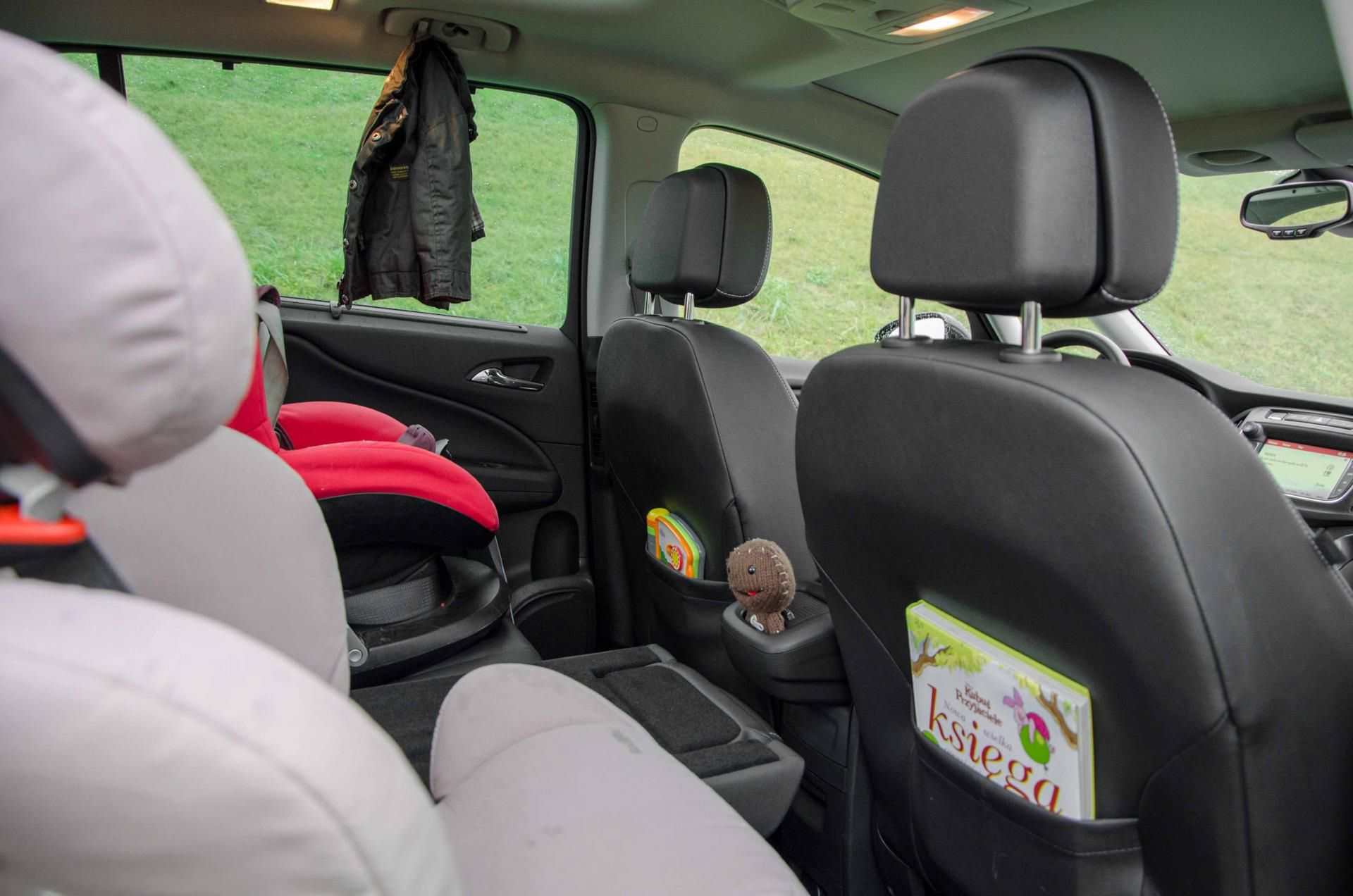 foto: Minivany mają masę schowków i kieszeni, które można wykorzystać podczas podróży z dziećmi