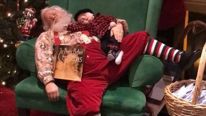 Urocze zdjęcia chłopca ucinającego sobie drzemkę wspólnie ze Świętym Mikołajem