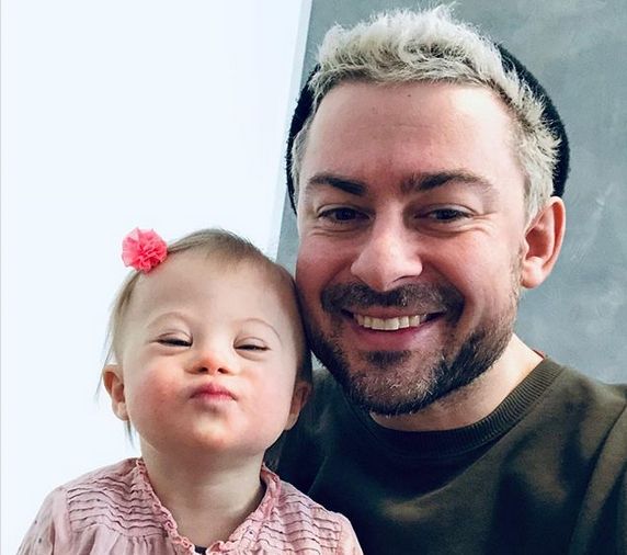 Bartek Królik z córką Jagodą