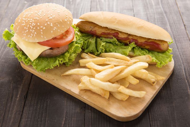 Mięso w hot-dogach i hamburgerach może być szczególnie niebezpieczne dla zdrowia