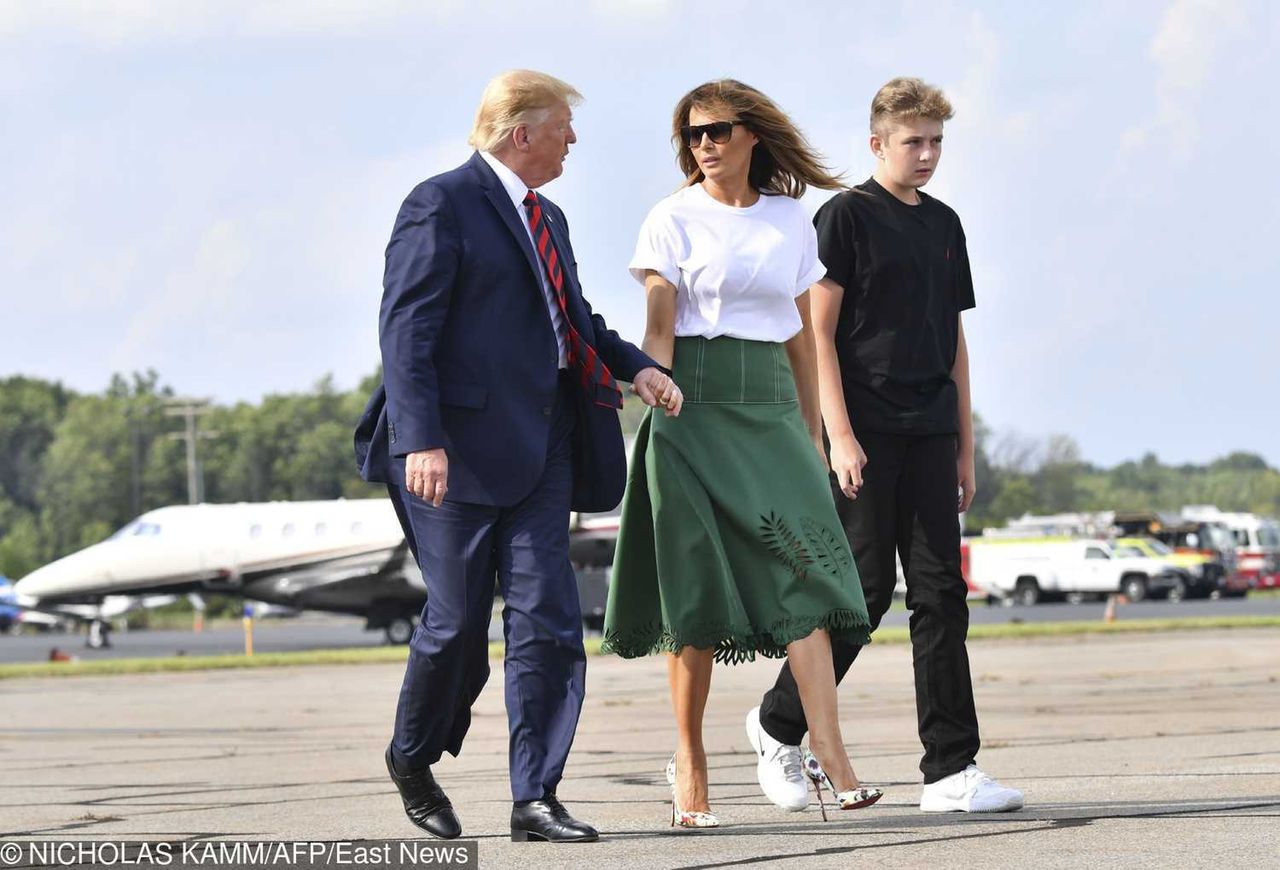 Melania Trump w zielonej spódnicy Fendi i szpilkach Christian Louboutin