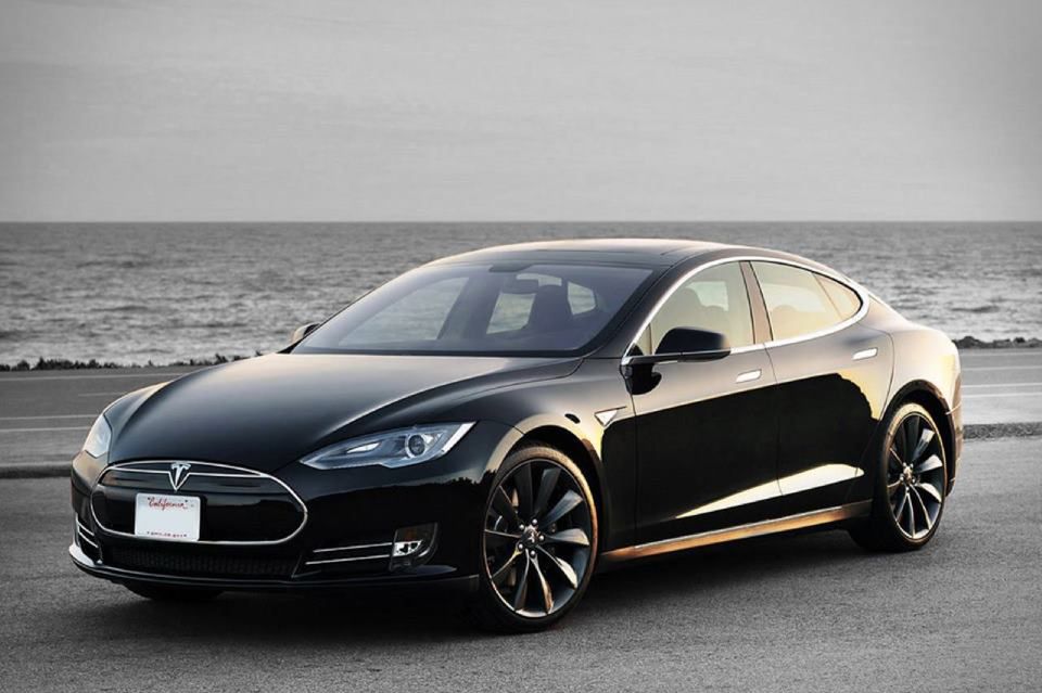 Tesla Model S na autopilocie sam spowodował stłuczkę, ale winny jest kierowca