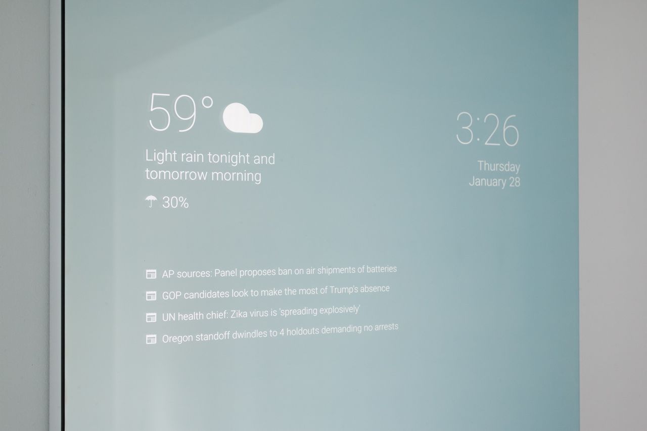 Widowiskowe lustro wyświetla na powierzchni szkła komunikaty z Androida
