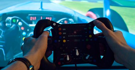 Simraceway SRW-S1: (niemal) prawdziwa kierownica z Formuły 1