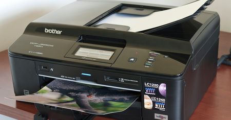 Brother DCP-J925DW — wszystkomający, ale nieporywający