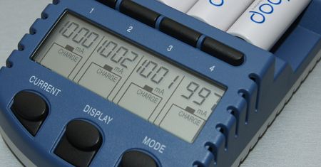 Technoline BC-900 - ładowanie z klasą