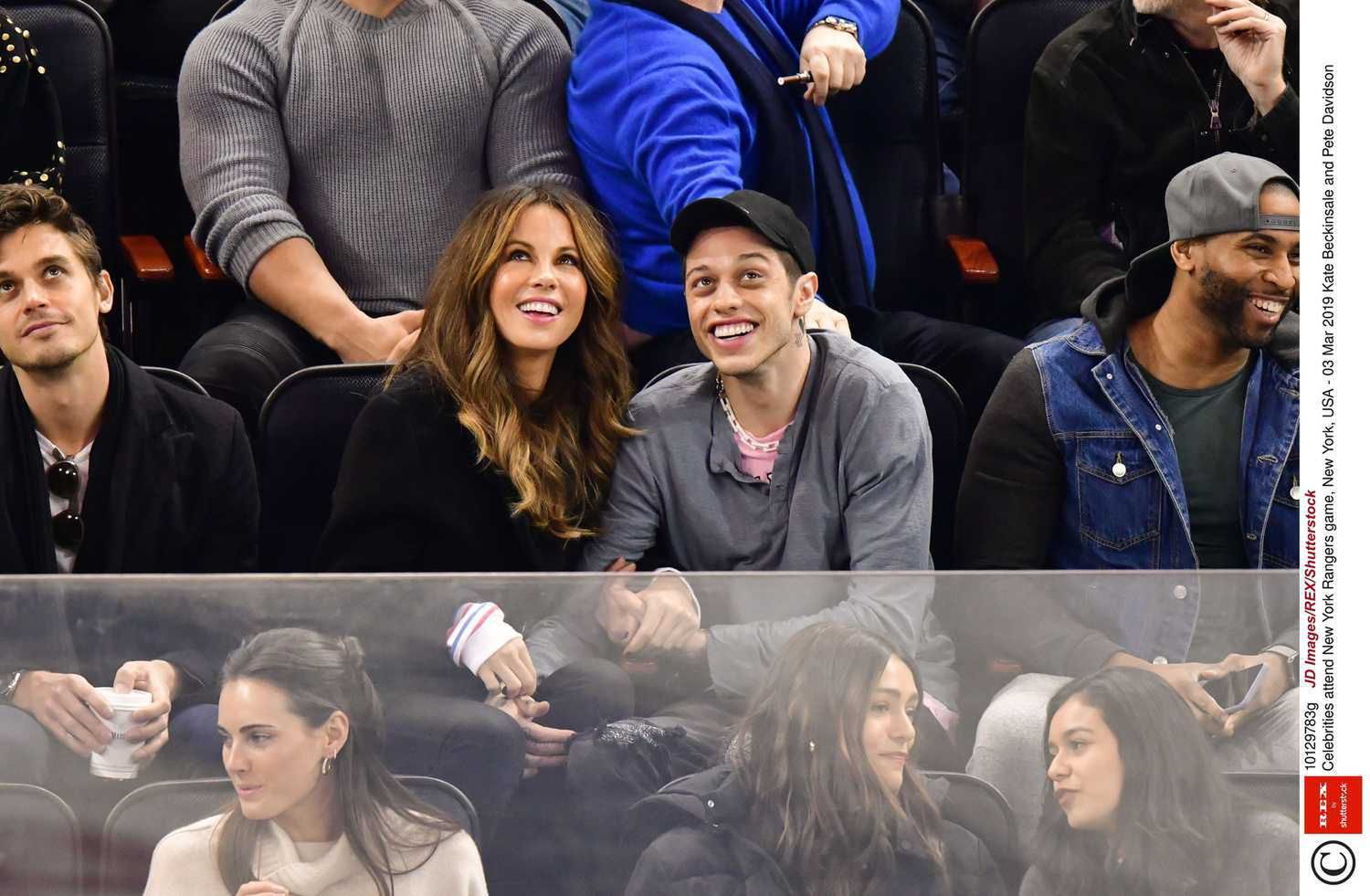 Kate Beckinsale i Pete Davidson całują się na meczu